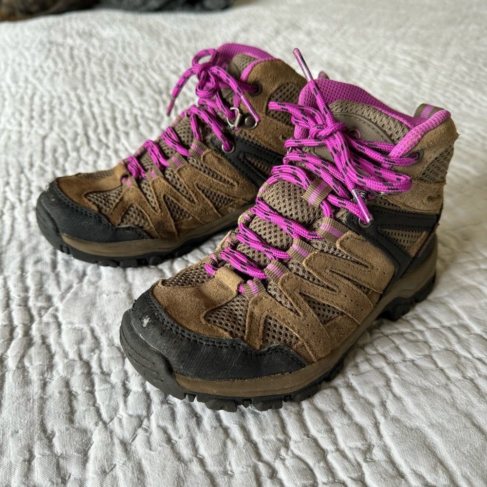 Magellan Outdoors kids’ hiking boots, size 1